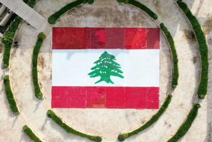 العلم لبناني: أكبر علم في العالم مصنوع من مواد بلاستيكية ومعاد تدويرها بهمة الناشطين 
