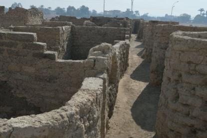 من تحت الرمال... مدينة فرعونية عمرها أكثر من 3400 عام تم إكتشافها في مصر 