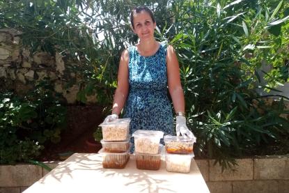 نسرين خطار صاحبة مبادرة Shouf Food Bank لمساعدتكم في توضيب الطعام المتبقي من المناسبات وتوزيعه على أقارب العروسين أو على من يحتاجه