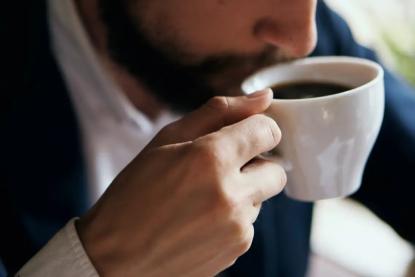 هل تشرب القهوة بالطريقة الصحيحة؟ 4 أخطاء قد تجعل القهوة عدوتك