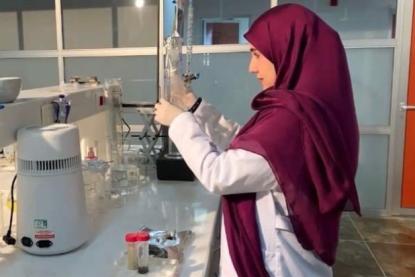 جنى عياش طالبة الجامعة اللبنانية تبتكر طريقة لتكرير المياه باستعمال قشر القريدس وتحصل على براءة اختراع