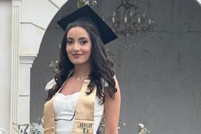 الطالبة اللبنانية ليندا جمال الدين تحصل على شهادة بكالوريوس في الآداب بدرجة امتياز عالٍ من جامعة LAU 